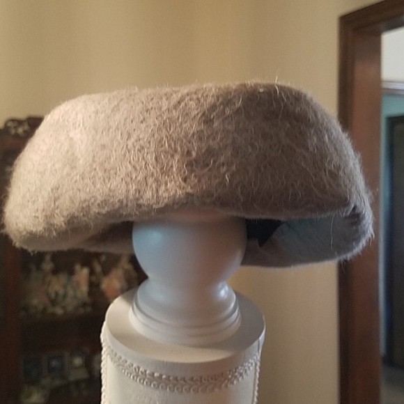 Ladies Vtg. Gray Felt hat - Picture 1 of 3